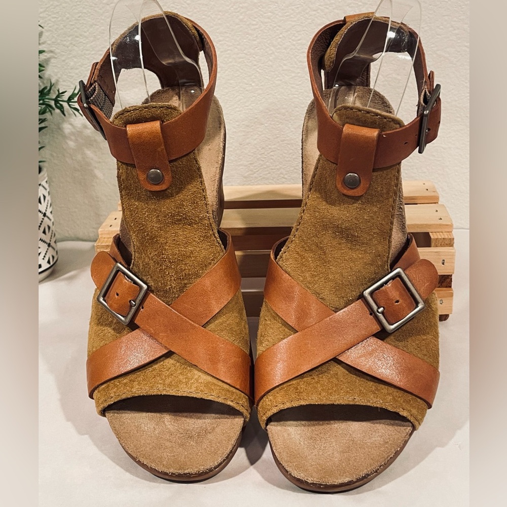 Dansko Brown & Tan Leather Sandals Chunky Wood Heel T-Strap Buckle Closure | EUC